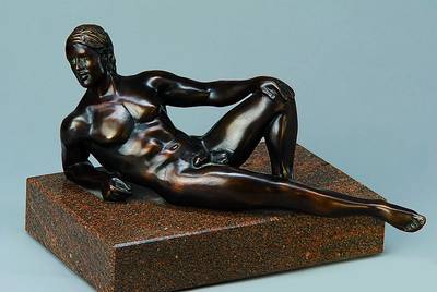 Maximilian Delius, geb. 1958, liegender Akt, Bronzeskulptur auf Steinsockel, signiert und num. 7/100, gesamt ca. 19x26x23 cm
