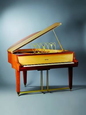 Stutzflügel, Adolph Geyer Eisenberg, um 1965 , Nußbaumfurnier, Ahorn, Bespannung komplett, verstimmt, Gebr.-sp., ca. 99x145x136 cm