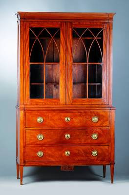 Aufsatzvitrine, um 1850, Mahagoni furniert und z.T. massiv, typisch klassizistische Messingbeschläge, Vitrinenglas versproßt, Tür mit ...