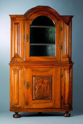 Naseneckschrank, Hessen um 1730/40, Nußbaum massiv, auf Rahmen gearbeitet, Seitenlisenen mit sog. Nasenverzierungen, Oberteil mit orig. Verglasung, ...