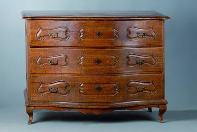 Barockkommode, um 1750, Eiche, geschweift, original Beschläge, schwundrissig, ca. 123x62x92 cm