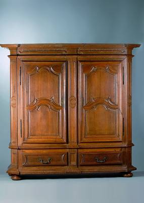 Prunkschrank, Elsaß um 1750, Eiche massiv, auf Rahmen gearbeitet, reich kassettiert, Kopfvielfach getreppt, Lisenen leicht austragend, 2 integ. ...