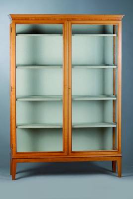 Vitrine, 2.H. 20. Jh., Kirschbaum, 3-seitig verglast, 4 Einlegeböden, ca. 165x110x45 cm