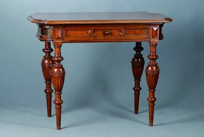 Tisch, Gründerzeit, um 1890, Nußbaumfurnier, z.T. massiv, mit Balusterbeinen, 1-schübig, Gebrauchsspuren aufPlatte, ca. 87x106x60 cm