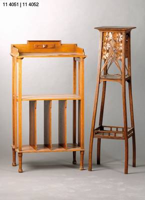Notenschränkchen, deutsch, Umkreis Darmstadt, um 1905, Nussbaum massiv, reiner Jugendstil, praktischer Aufbau, Seiten versprosst, in stiltypischer ...