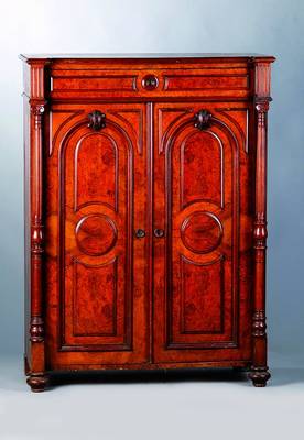 Vertiko, deutsch um 1870/80, Wurzel-Nuss-Furnier, gespiegelt verlegt, Korpus Weichholz, aufgelegte Zierteile im Renaissance-Stil, diese 2-fach ...