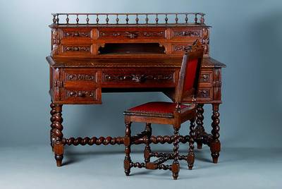 Aufsatzschreibtisch, Belgien um 1880, Eiche massiv, Front mit stiltypischer Schnitzerei imRenaissance-stil, 8 integ. Schubladen, Ziergitter in ...