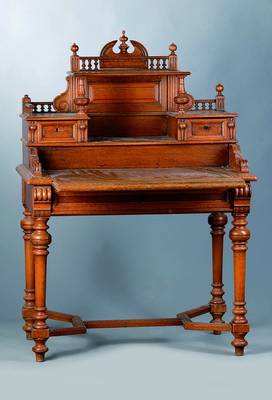 Damenschreibtisch, Niederlande/Belgien um 1880, Eiche massiv, im Renaissance-Stil, 3 integ. Schubladen, 4 Ablagebretter, Schreibplatte ausziehbar, ...