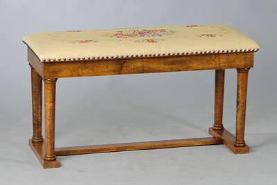 Klavierbank (aufklappbar), 1. H. 20. Jh., Biedermeier-Stil, Nussbaum, mit Schellack aufgefrischt, ca. 53x100x40 cm
