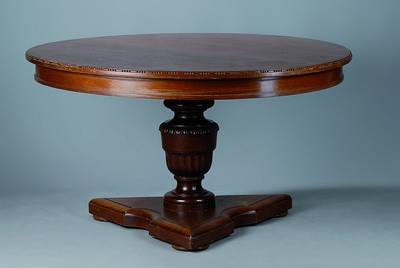 Runder Tisch, Eiche-Hartholz, Eichefurnier, um1920-25, Stab-Perlleistenverzierung, Säule in klassizistischer Vasenform, Fußplatte drei-fach ...