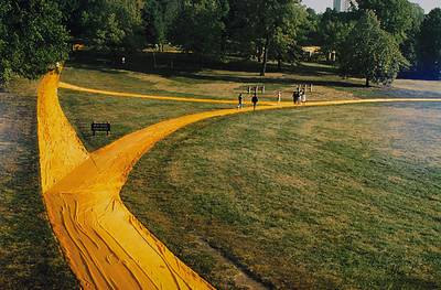 Christo, geb. 1935, "Wrapped Walk Ways", Farboffset auf dickem Papier, handsigniert, ca. 64x95 cm