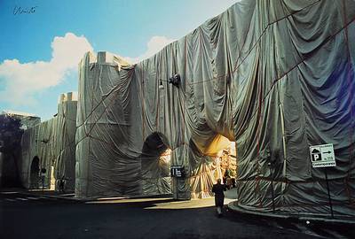 Christo, geb. 1935, "Wrapped Roman Wall", Farboffset auf dickem Papier, handsigniert, ca. 64x95 cm