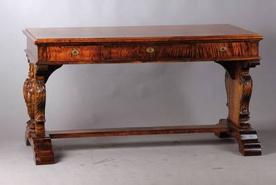Prunkschreibtisch, Renaissancestil, Mitte 20. Jh., Birkefurnier kirschbaumfarben gebeizt, z.T. massiv Holz, drei Schubladen, etwas erhöht, ca. ...