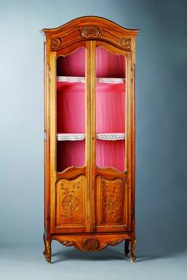 Kleine Vitrine, Frankreich, um 1890, Nussbaum massiv, ca. 175x70x30 cm