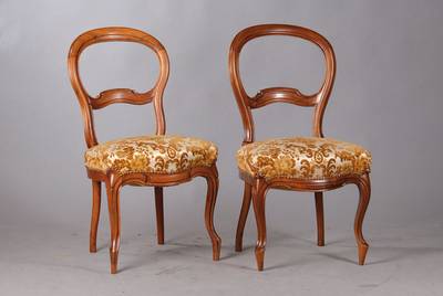 4 Stühle um 1850-1860, Nussbaum massiv, Polsterung noch ordentlich, neuer Bezug erforderlich, ca. 89x49x47 cm