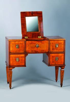 Poudreuse oder Frisiertisch um 1780-1790, Louis XVI, Nussbaum furniert, orig. Beschläge und Schlüssel, sehr schöne Patina, restauriert, Schellack ...