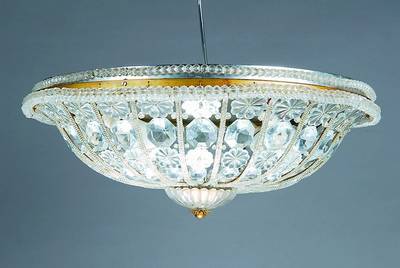 Deckenlampe, 1950er J., Halbkugelform mit reichem facettiertem Kristallbehang, Ränder mit Schnüren facettierter Glasperlen, 3 Brennstellen, Elektr. ...