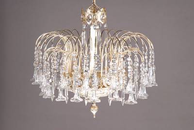 Deckenlampe, Spanien, um 1930/40, filigran ornamentierte Weissbronze, aus zwei Segmenten bestehender Zierbehang mit einer Vielzahl aus ...
