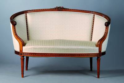 Sofa, 3-Sitzer, Frankreich um 1880, Nussbaum massiv, Louis-Seize, Bezug lt. vergilbt, lt. bestoßen, ca. 87x135x72 cm, SH: 45 cm