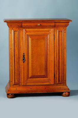 1-türiger Schrank, 2 Hälfte 20.Jh Eiche massiv, Oberfläche mit Schellack aufgefrischt, Profile und Konstruktion teils Holz verdübelt, eine ...