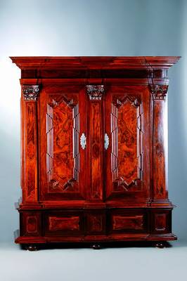 Pilasterschrank, Frankfurter Art um 1700/20, Korpus Weichholz, dickes Nußbaum- bzw. Palisanderfurnier, Pilasterabschlüsse, typische ...