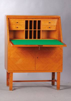 Schrägklappensekretär, Bauhaus um 1952/54, Nussbaum- u. Wurzelholzfurnier in Fischgrätenform verlegt, Innenleben in Birke ausgelegt, auf ...