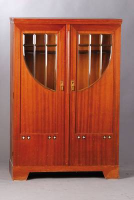 Vitrine, wohl Wien um 1900, Jugendstil, abstrakt facettiertes Glas, sparsame Schnitzereien, orig. Beschläge, orig. Perlmuttintarsien, kleines ...