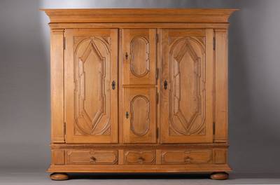 Barockschrank, Westfalen, Eiche massiv, aus alten Teilen gefertigt, nach Vorbild von 1680, 4-türig, 3-schübig, Innenleben mit 8 Einlegeböden, ...