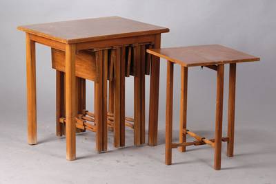 Verwandlungsmöbel, deutsch, um 1925-30, Nussbaum, Art Deco Stil, vier integrierte Stühle, ehemals sehr nobles Picknick-Möbel, Tisch ca. 58x57x43 ...