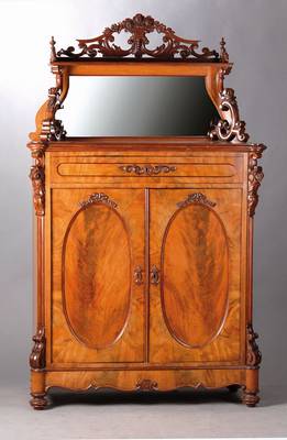 Vertiko, deutsch um 1900, Nußbaum massiv z.T. furniert, Spiegelaufsatz mit Ablagefläche für Kunstgegenstände, reiche Blumenschnitzerei und ...