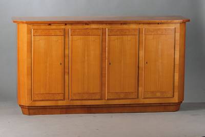 Designermöbel, Prof. Thiedemann, Berlin, bestehend aus einem Aufsatzschrank mit Vitrinenteil, einer Anrichte und einem Sammlerschrank, Aufbau u. ...