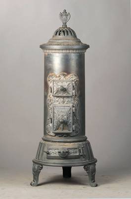 sog. Kanonenofen, um 1900, mit historistischen Einflüssen, Gusseisen, umlaufend verziert, Kapital mit Schleifenverzierung, sig. Hermanns Sonner ...