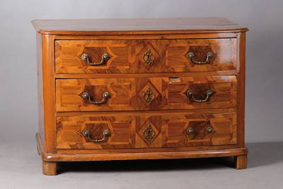 Barockkommode, Frankreich um 1760/70, dickes Wurzelnussfurnier, 3-Schübig, geometrisch verlaufende Bandintarsien aus Kirschbaum und Pflaume, Front ...