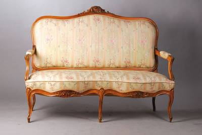 2-sitzer Sofa, um 1880/90, Nußbaum massiv, doppelt geschweifte Sitzfläche, Muschelbekrönung und florale Schnitzereien, Gebrauchsspuren, H. ca. ...