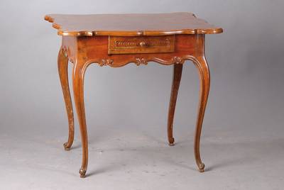 Tischchen, Nußbaum massiv z.T. furniert, Gestell um 1760, Platte stiltypisch ergänzt, diese mit Gebrauchsspuren, integ. Schublade, diese öffnet ...