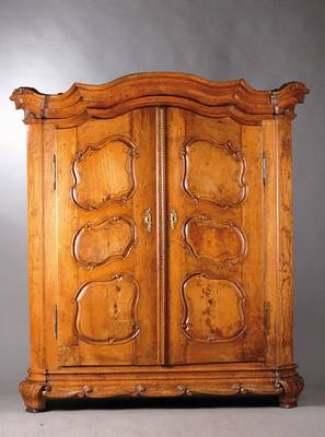 Barockschrank, Frankreich um 1770/80, Nußbaum massiv z.T. furniert, Kopf geschweift und 6-fach getreppt, Kanten abgeflacht mit schöner floraler ...
