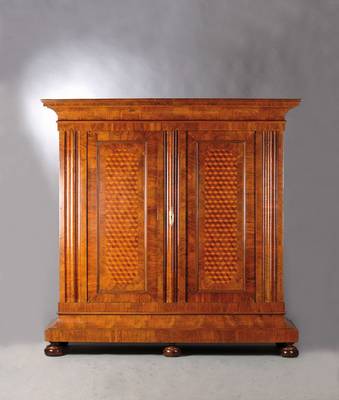 Wellenschrank, 18. Jh., Front mit lebendigem Wurzelnussfurnier, Seiten Nussbaum, Kopf in stiltypischem Cavetto-Gesims (Hohlkehle) 3-fach getreppt, ...