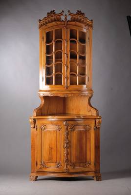 Aufsatzeckvitrine, Nussbaum massiv, 50er J., Front doppelt geschweift, auf Rahmen gearbeitet, Glasfenster versprosst, Zierteile aus dem Vollholz ...