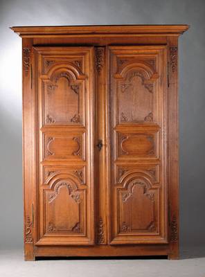 Barockschrank um 1730/40, Eiche massiv, Kopf vielfach getreppt mit angedeuteter Hohlkehle, Fuß auf Stollen, wohl sek., Front mit floraler ...