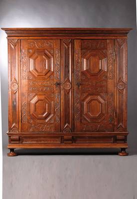 Barockschrank, nordwestdeutsch/Westfalen um 1740/60, Eiche massiv, Kopf mit Kyma/Ovolo- Gesims, vielfach getreppt, Fuß passig mit Hohlkehlen, ...