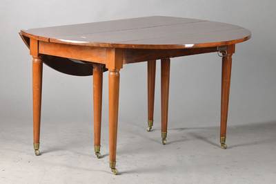 Ausziehtisch, England um 1900, Mahagoni massiv, konische, sich verjüngende Tischbeine mit Rollenfüßen, mit 5 Einlegeplatten, Platte mit ...