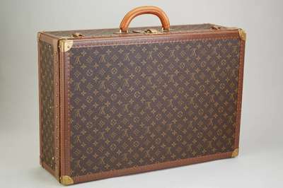 Louis Vuitton-Koffer Model Bisten, ca. 60 x42 x 18 cm, alters.-bed. Tragespuren, guter Allgemeinzustand, Adressanhänger, ein Schlüssel anbei, ...