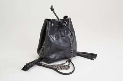 MIU MIU kleine Umhängetasche in Form eines Matchsackes, schwarzes Leder, Metallum- hängekette, 2 Leder-Quasten als Abhängung, ca. 13 x 11.5 x 8 ...