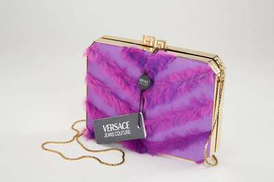 Pochette VERSACE, Jeans Couture, goldf. Metallrahmen außen, innen lilaf. Seide, Frontseite besetzt mit lilaf. Fellstreifen, Tragekette, orig. ...