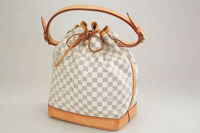 LOUIS-VUITTON Matchsack, geprägt, mit Karo-Print, Trageriemen, l. Geb.-Spuren, innen mit Tintenfleck, ca. 37 x 20 x 35 cm