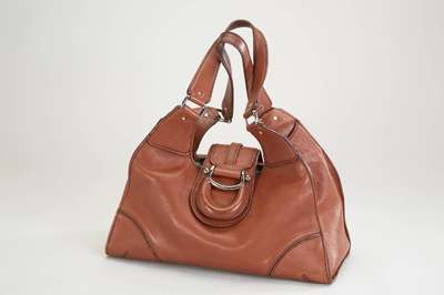AIGNER-Lederhandtasche, braunes Leder, verchromte Beschläge, Inneneinteilung, l. Gebr.-Sp., ca. 34 x 22 x 15 cm, Aigner-Dustbag