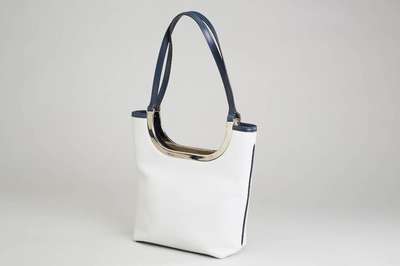 Handtasche CASADEI, Leder in altweiß, dunkelblaue Lederapplikation, schwarzes Innenfach mit Reißverschluß, ehem. VK lt. Einlieferer 699,- EUR, ...