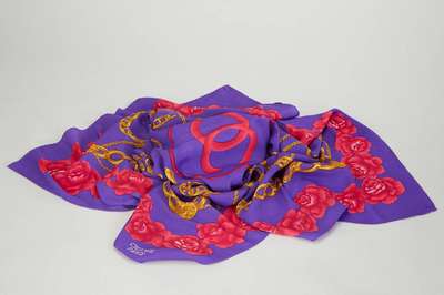 CHANEL Carree, 100% Seide, violettgrundig, goldfarb. Chanel-Ketten-Dekor, Chanel-Emblem und Rosendekor in Rot, ca. 82 x 82 cm