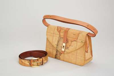 Konvolut 1a Classe Alviero Martini-Tasche und Gürtel, braunes Leder und Synthetik mit Weltkartenmuster, 1 x Tasche, 2 Innenfächer, eines mit ...