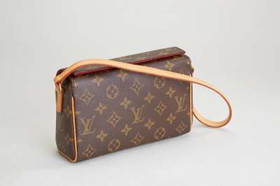 LOUIS-VUITTON Schultertasche, Monogram Canvas, Verschluß durch Druckknopf auf der oberen Innenseite, kleiner Schulterriemen, rote Innenausstattung, ...